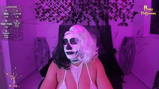 Snapshot of Karly_Closson chatting on 10.30.25 Karly Closson online show from 10.30.25