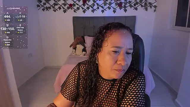 Snapshot of Karly_Closson chatting on 11.04.25 Karly Closson online show from 11.04.25