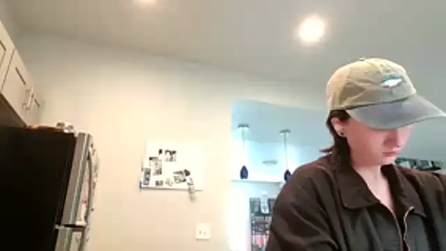 Snapshot of kutekiwi chatting on 10.29.25 kutekiwi online show from 10.29.25