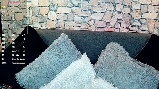 Snapshot of mia_roux1 chatting on 10.31.25 mia roux1 online show from 10.31.25