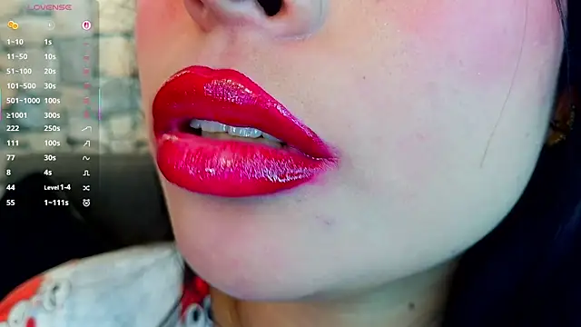 Snapshot of mia_roux1 chatting on 11.11.25 mia roux1 online show from 11.11.25