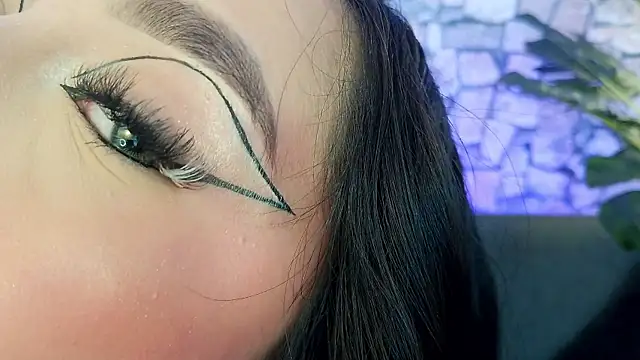 Snapshot of mia_roux1 chatting on 11.19.25 mia roux1 online show from 11.19.25