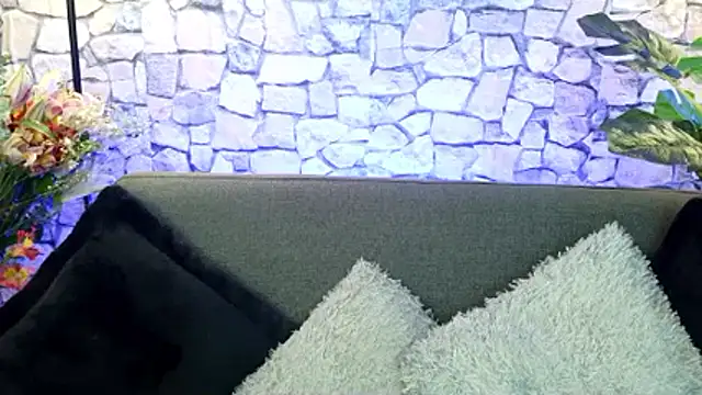 Snapshot of mia_roux1 chatting on 11.30.25 mia roux1 online show from 11.30.25