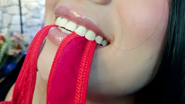 Snapshot of mia_roux1 chatting on 12.04.25 mia roux1 online show from 12.04.25