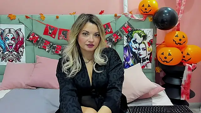 Snapshot of WilmaSanders chatting on 10.22.25 WilmaSanders online show from 10.22.25