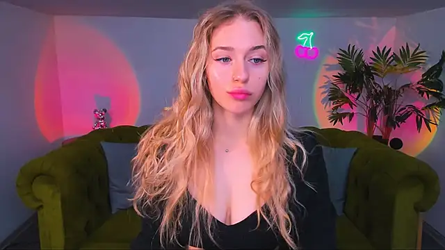 Snapshot of sassy_cutie chatting on 10.28.25 sassy cutie online show from 10.28.25