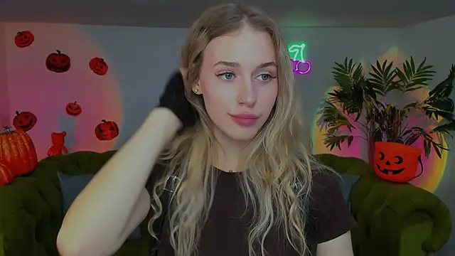 Snapshot of sassy_cutie chatting on 10.30.25 sassy cutie online show from 10.30.25