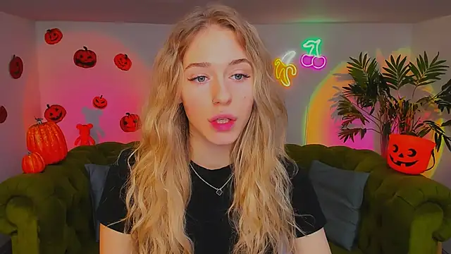 Snapshot of sassy_cutie chatting on 11.04.25 sassy cutie online show from 11.04.25