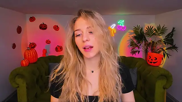 Snapshot of sassy_cutie chatting on 11.05.25 sassy cutie online show from 11.05.25