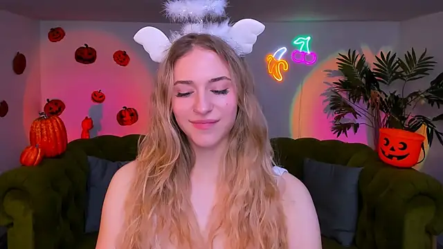 Snapshot of sassy_cutie chatting on 11.06.25 sassy cutie online show from 11.06.25