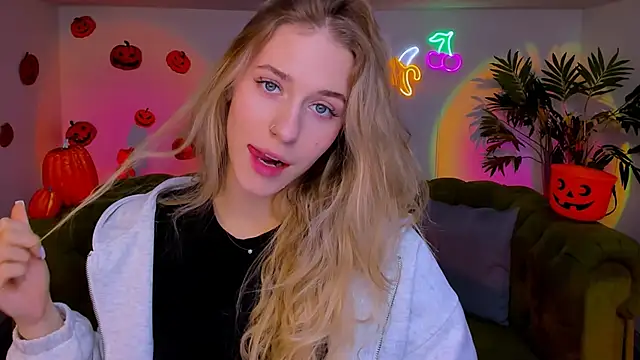 Snapshot of sassy_cutie chatting on 11.10.25 sassy cutie online show from 11.10.25