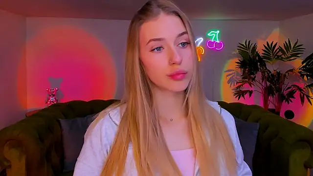 Snapshot of sassy_cutie chatting on 11.19.25 sassy cutie online show from 11.19.25