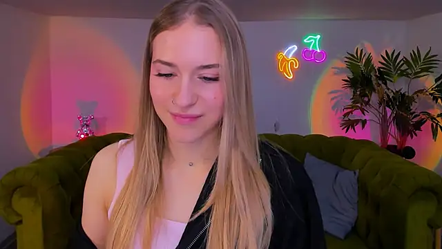 Snapshot of sassy_cutie chatting on 11.24.25 sassy cutie online show from 11.24.25