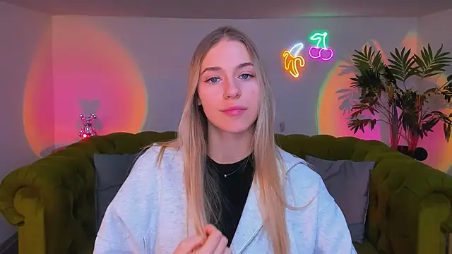 Snapshot of sassy_cutie chatting on 11.28.25 sassy cutie online show from 11.28.25