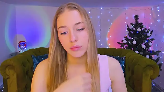 Snapshot of sassy_cutie chatting on 12.15.25 sassy cutie online show from 12.15.25