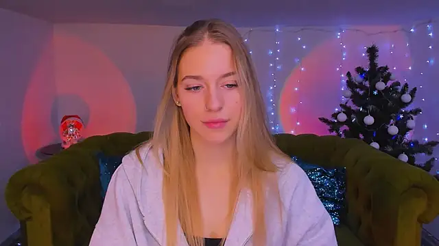 Snapshot of sassy_cutie chatting on 12.17.25 sassy cutie online show from 12.17.25