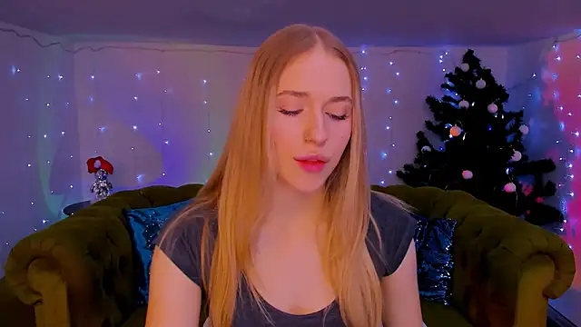 Snapshot of sassy_cutie chatting on 12.21.25 sassy cutie online show from 12.21.25