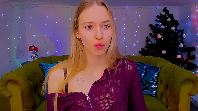 Snapshot of sassy_cutie chatting on 12.22.25 sassy cutie online show from 12.22.25