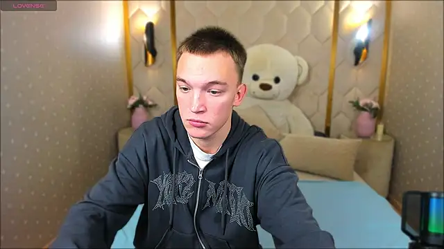 Snapshot of Derek_Banville chatting on 10.30.25 Derek Banville online show from 10.30.25