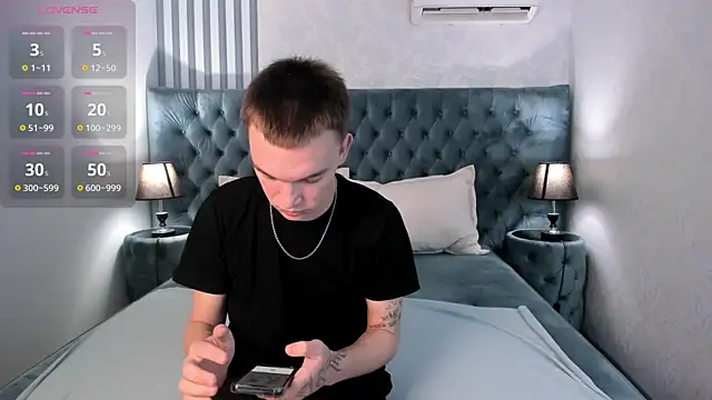 Snapshot of Derek_Banville chatting on 11.08.25 Derek Banville online show from 11.08.25