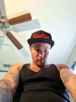 Snapshot of DadDDick925 chatting on 10.23.25 DadDDick925 online show from 10.23.25