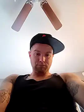 Snapshot of DadDDick925 chatting on 10.30.25 DadDDick925 online show from 10.30.25