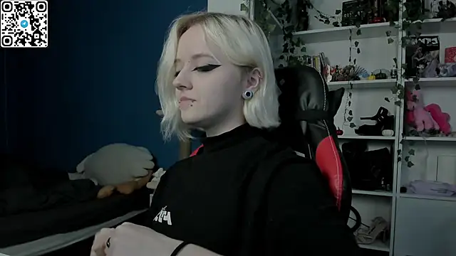 Holy Mistress S online show from 11.30.25