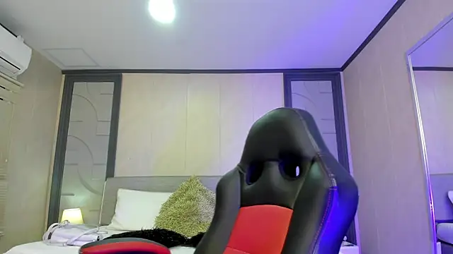 Nicoletta Whitee online show from 11.11.25