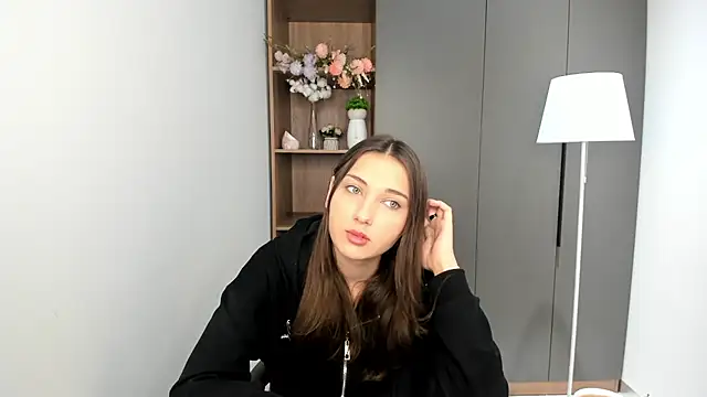 Snapshot of KateCahee chatting on 10.28.25 KateCahee online show from 10.28.25