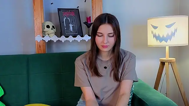 Snapshot of KateCahee chatting on 10.30.25 KateCahee online show from 10.30.25