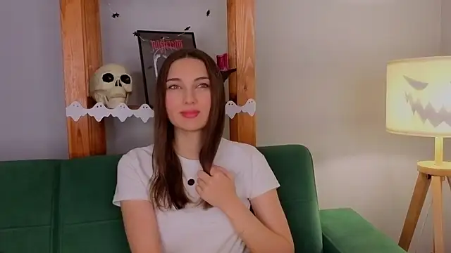 Snapshot of KateCahee chatting on 10.31.25 KateCahee online show from 10.31.25