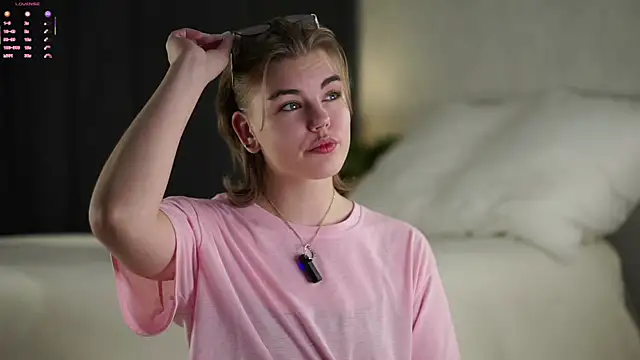 Snapshot of MelodyBaur chatting on 12.16.25 MelodyBaur online show from 12.16.25