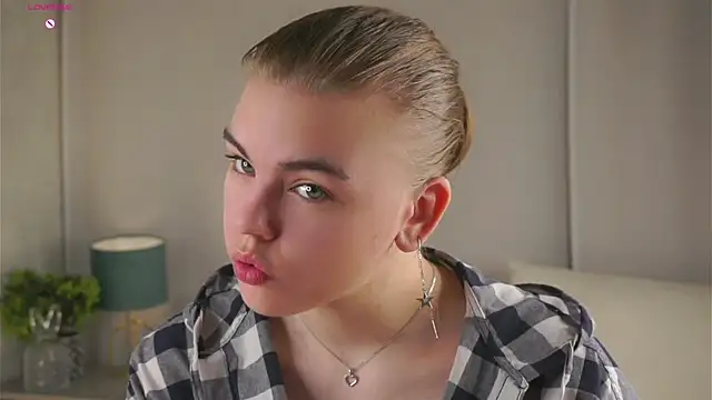 Snapshot of MelodyBaur chatting on 04.08.26 MelodyBaur online show from 04.08.26