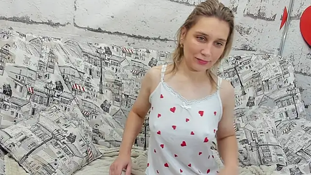 Snapshot of Tenderly_Sophie chatting on 11.05.25 Tenderly Sophie online show from 11.05.25