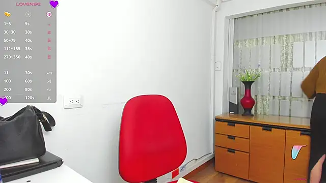 Snapshot of chloehanna chatting on 11.18.25 chloehanna online show from 11.18.25