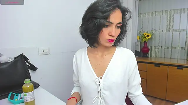 Snapshot of chloehanna chatting on 12.15.25 chloehanna online show from 12.15.25