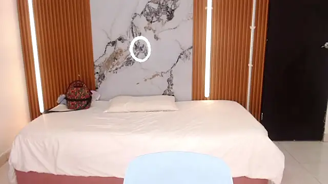 Snapshot of rosselyn_ chatting on 10.28.25 rosselyn online show from 10.28.25