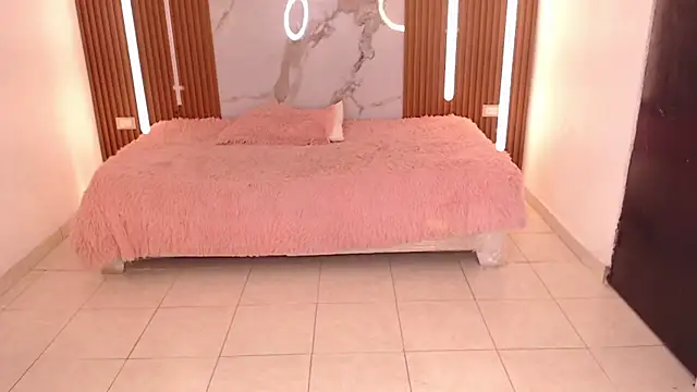 Snapshot of rosselyn_ chatting on 11.22.25 rosselyn online show from 11.22.25