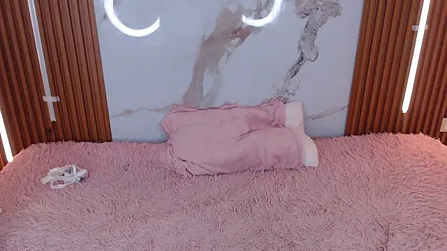 Snapshot of rosselyn_ chatting on 11.23.25 rosselyn online show from 11.23.25