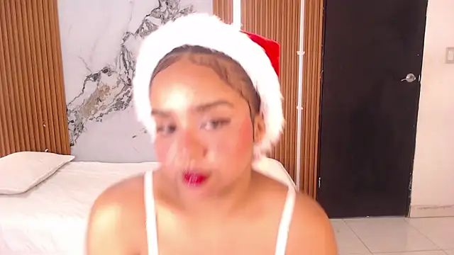 Snapshot of rosselyn_ chatting on 12.13.25 rosselyn online show from 12.13.25