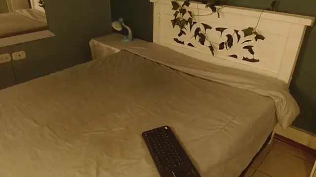 Snapshot of Samantha__Benet chatting on 11.18.25 Samantha Benet online show from 11.18.25