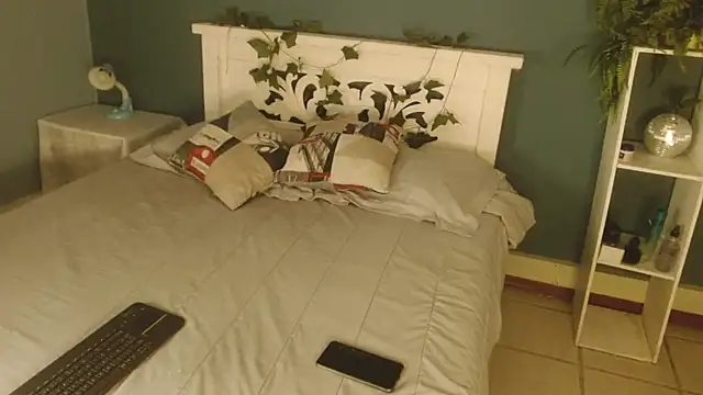 Snapshot of Samantha__Benet chatting on 11.25.25 Samantha Benet online show from 11.25.25