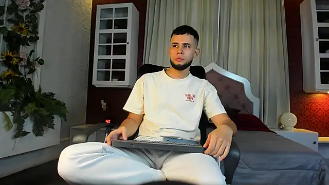 Snapshot of Maxcole_07 chatting on 12.16.25 Maxcole 07 online show from 12.16.25