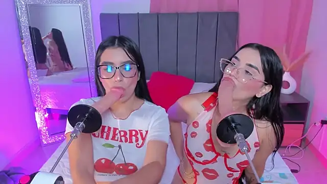 Snapshot of laana_foxx chatting on 12.14.25 laana foxx online show from 12.14.25