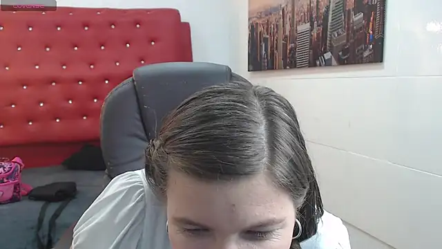 Snapshot of Hills_Mia chatting on 10.24.25 Hills Mia online show from 10.24.25