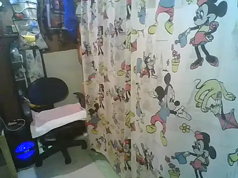 Snapshot of honeykoh chatting on 12.18.25 honeykoh online show from 12.18.25