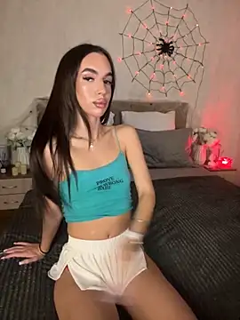Snapshot of LuxBrunette- chatting on 10.24.25 LuxBrunette- online show from 10.24.25
