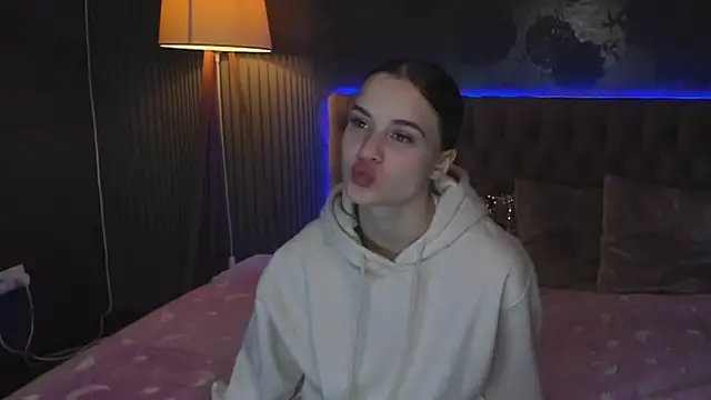 Snapshot of LuisaClover chatting on 11.09.25 LuisaClover online show from 11.09.25