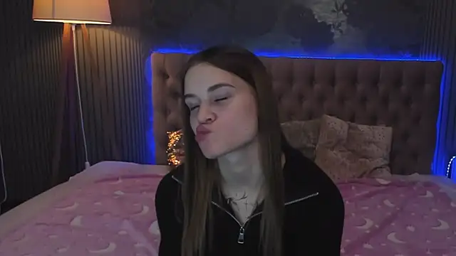 Snapshot of LuisaClover chatting on 11.10.25 LuisaClover online show from 11.10.25