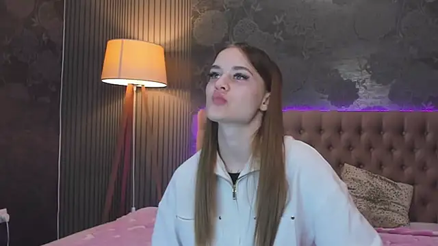 Snapshot of LuisaClover chatting on 11.17.25 LuisaClover online show from 11.17.25